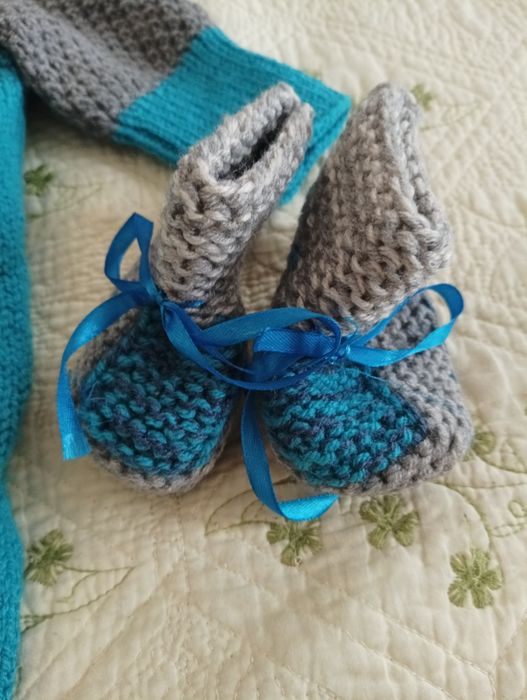 Теплый костюм с шапочками(2) и пинетками на 3-6 месяцев.