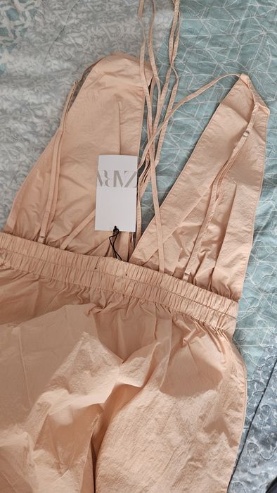 Рокля Zara с гол гръб