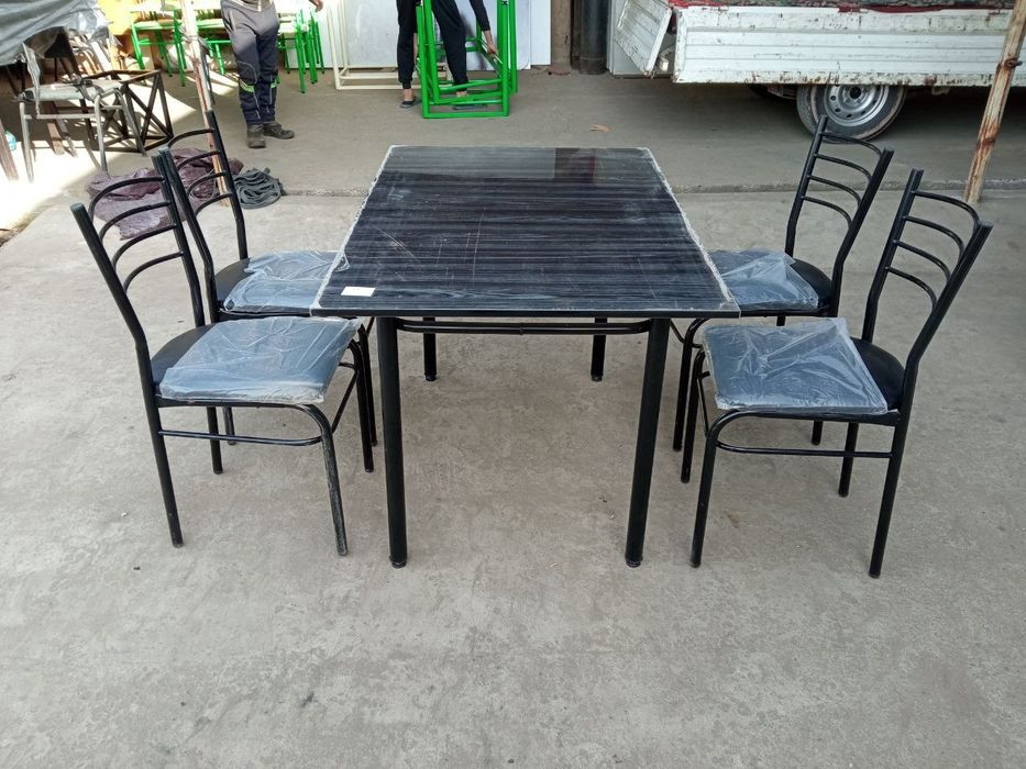 Стол и стулья кухонный