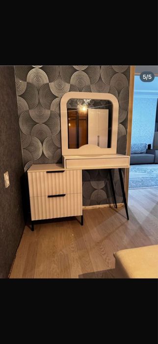 Шкаф и туалетный столик