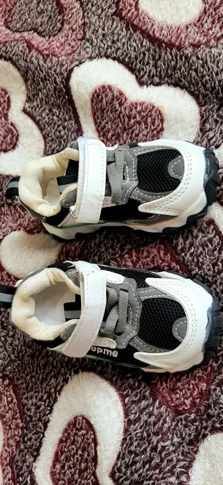 Продам кроссовки в ПОДАРОК тёплые следики