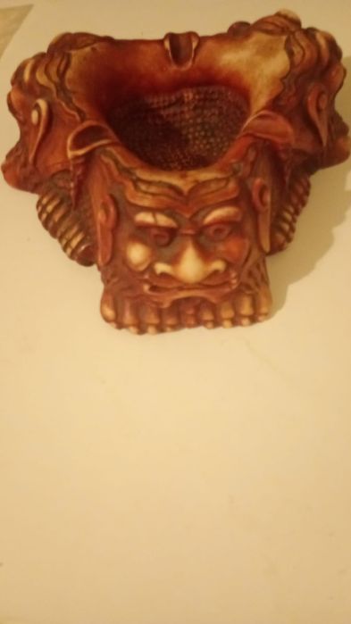 Vand scrumiera veche din ceramica sau marmura cu trei capete