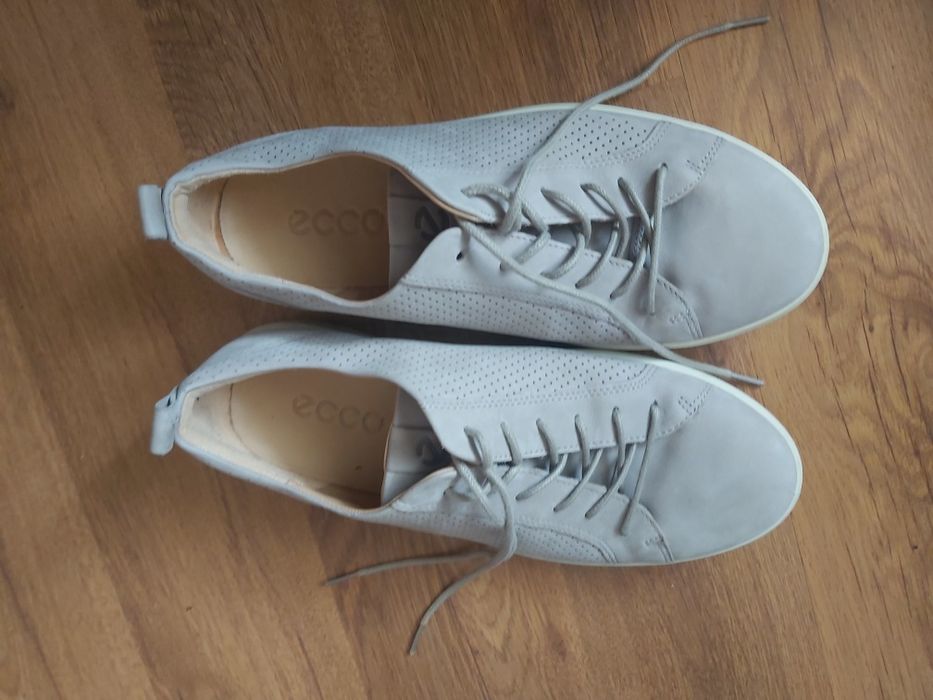 Здравейте продавам чисто нови обувки ессо на обувките са купени от Бел
