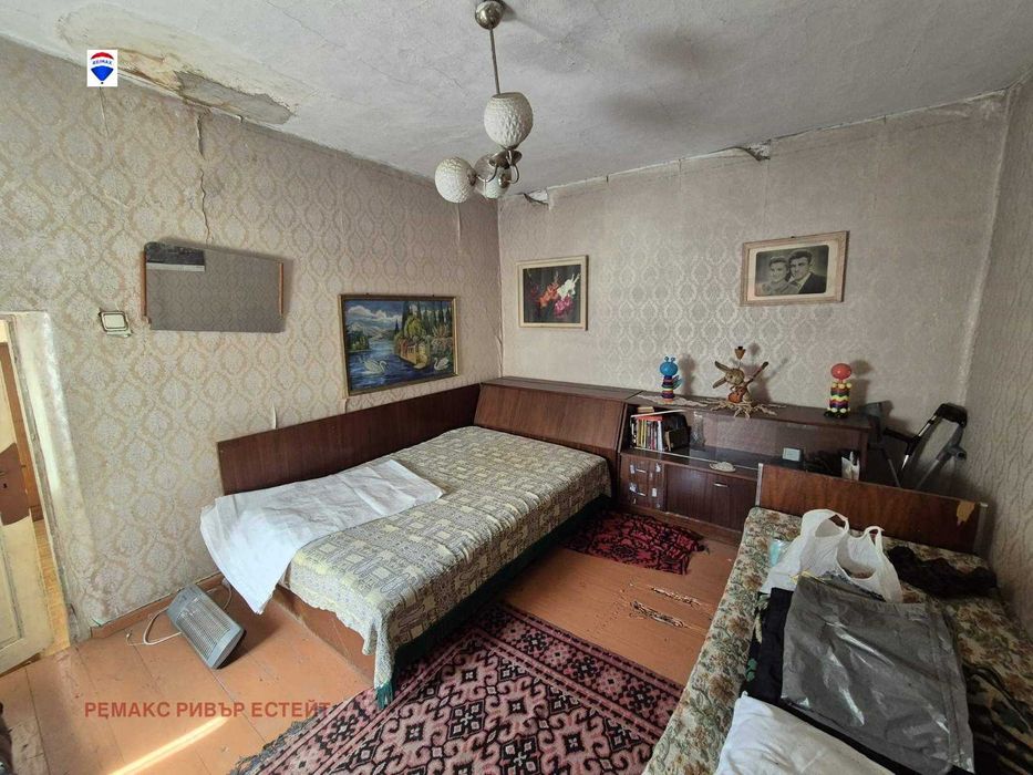 Селска къща с голям двор за продажба с. Бръшлен