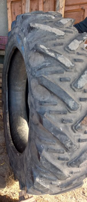 Vând două anvelope tractor 13.6R36