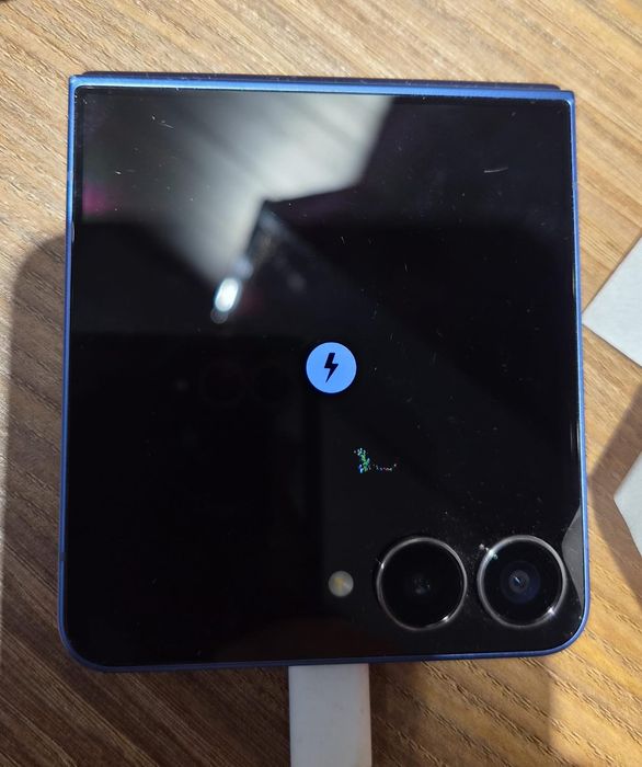 Samsung Galaxy Flip 7. Объем памяти 512 Гб.