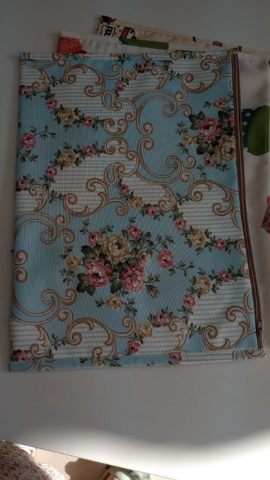 Текстилна папка за учебници или документи.