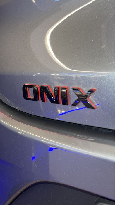 Onix Chevrolet emblema Redline
