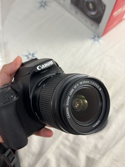 Cameră Canon 250D kit obiectiv 18-55mm
