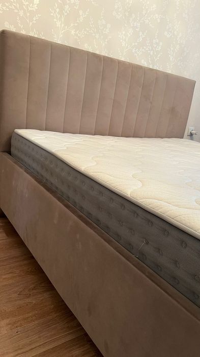 Кровать с матрасом