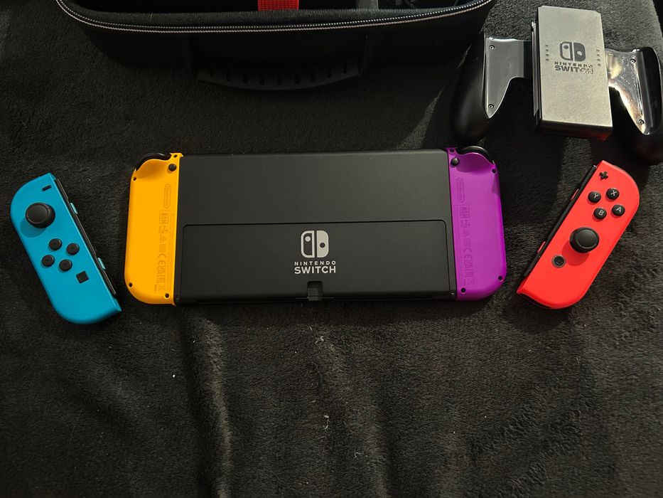 Nintendo Switch Oled Пълен комплект с допълнителни джойкони и калъфи