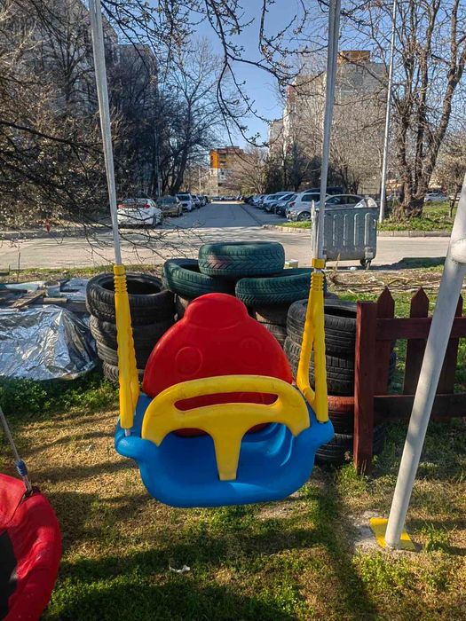 Детска люлка и пързалка