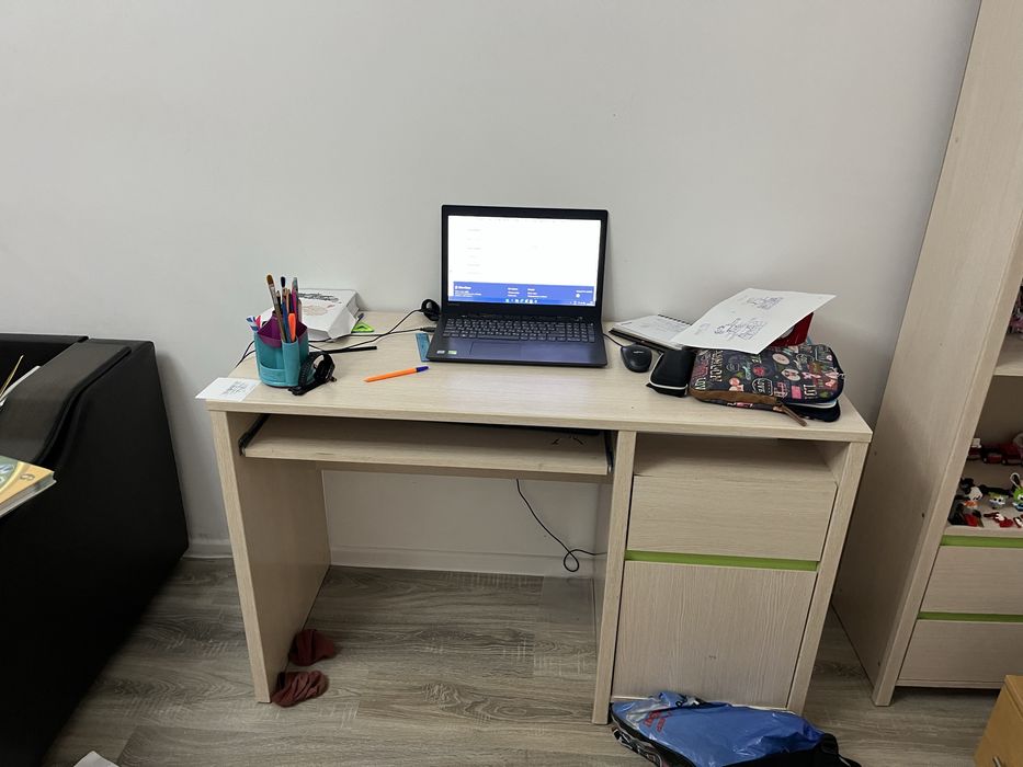 Продам компьютерный стол с пеналом для книг