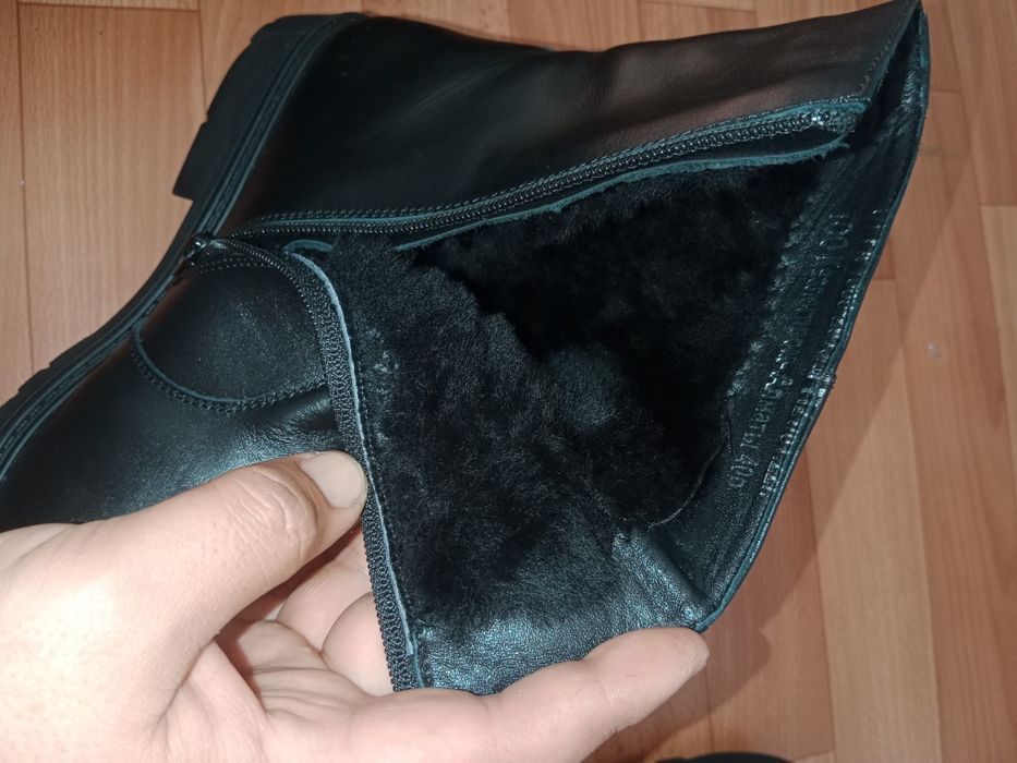 Новый кожаный сапоги