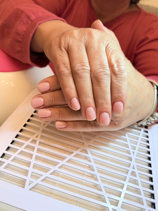 Caut modele unghii gel ,semi  ,polygel  plătești doar consumabilele