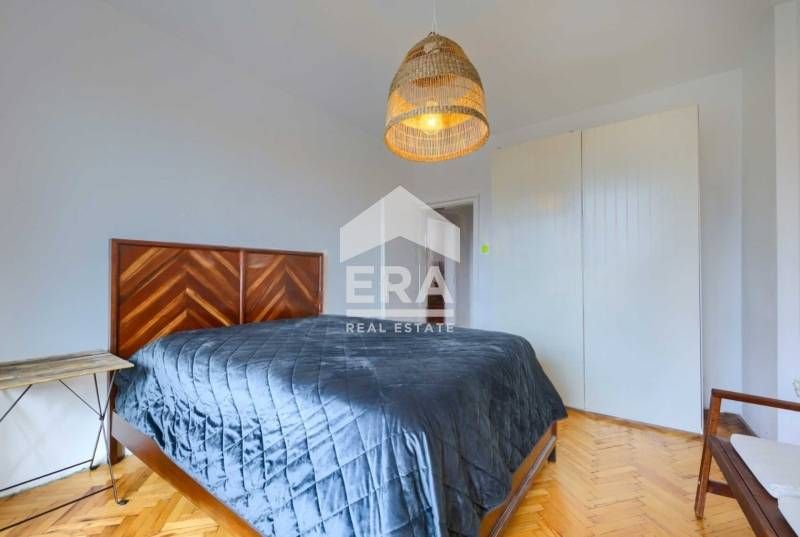 Дава се под наем Тристаен апартамент в София, Център - 88 кв.м за 1097.01 € - Снимка #1