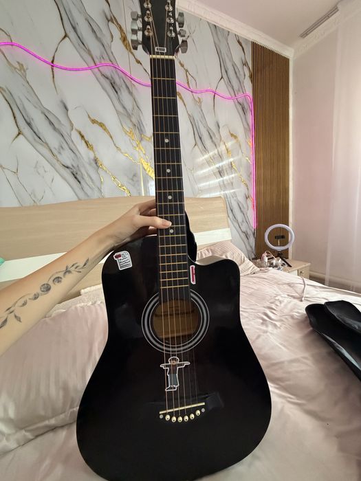 гитара продается б/у.  низкая цена