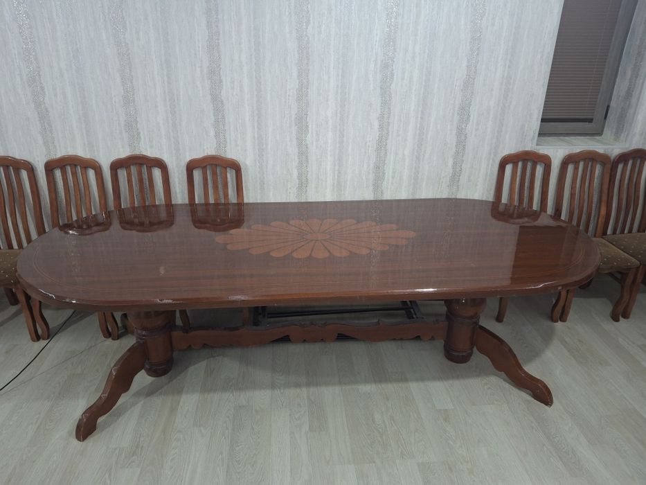 Стол с 12 стулями