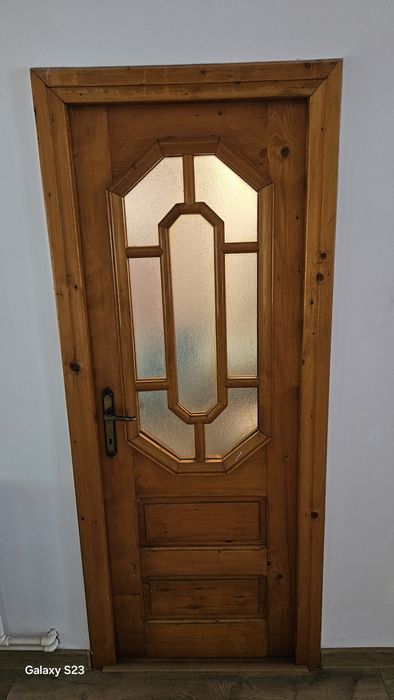 Usi din lemn masiv, lacuite