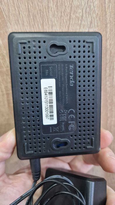 Vand Lot 2 switch Gigabyt 5 porturi foarte mici !! CA NOI !! la 100lei