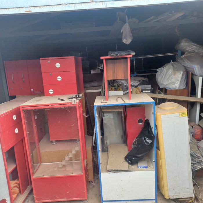 Витрины, столы и стулья