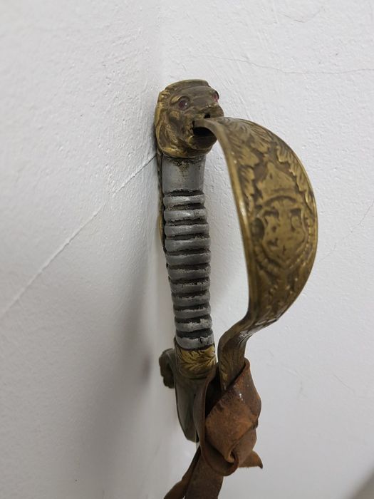 Българска офицерска сабя ДКВ ("до края на войната"). От 1940те години.