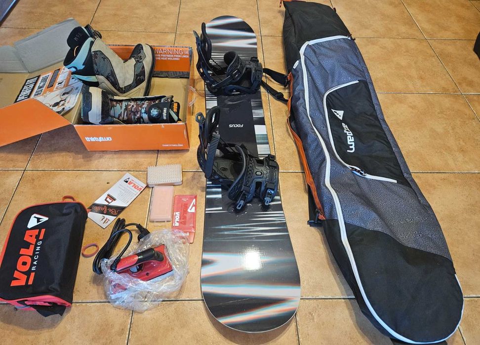 Kit snowboard COMPLET – aproape NOU – valoare actuală peste 5.500 lei