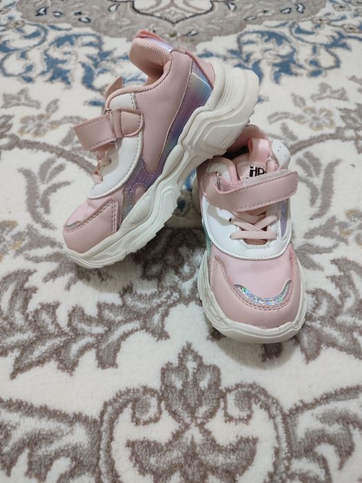 Кроссовки на девочку