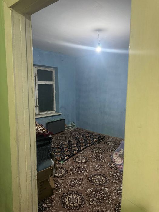 Navruz bog'i yonida 2 etajli domning ikkinchi qavatida joylashgan
