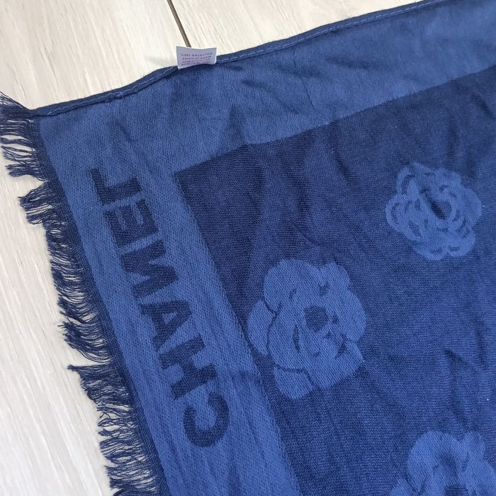 Eșarfă / Șal bleumarin inspirație Chanel cu motive florale și logo CC