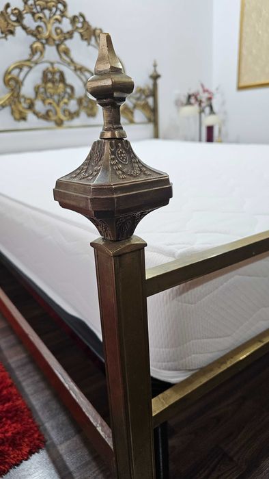 Pat vintage din bronz + saltea & somieră – stare excelentă