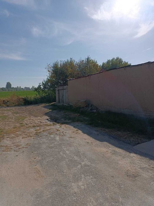 Ижара учун очиқ жой 3 сотих атрофи ўралган газ свет сув бор