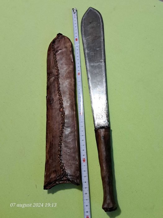 Macetă, sabie scurta simi Masai Kenia . Otel si piele intarită.