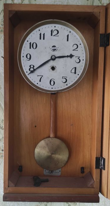 Настенные часы с маятником