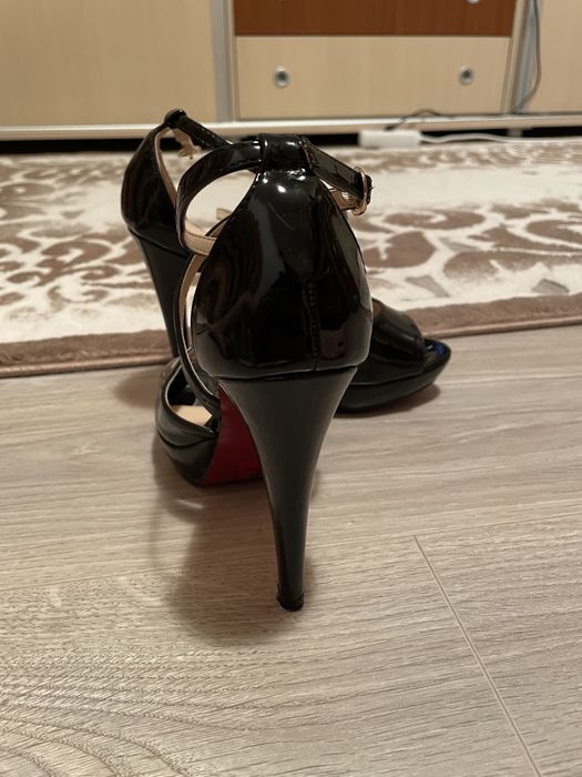 Vând sandale, marime 36