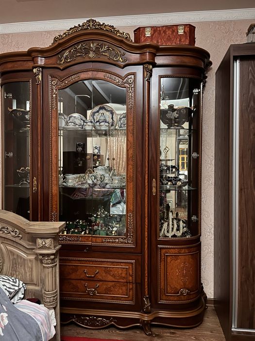 Продам Стенку, кровать и рабочий стол!