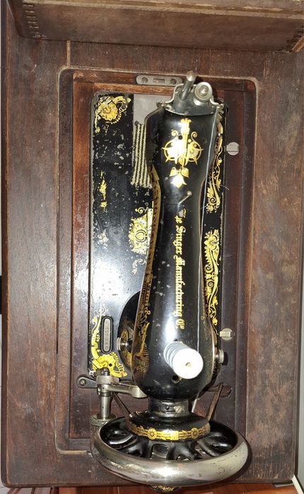 Singer Model 28 (1904 г.) – Работеща ретро шевна машина с оригинален шкаф и чугунена стойка