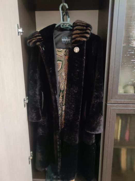 Продаю женскую шубу.