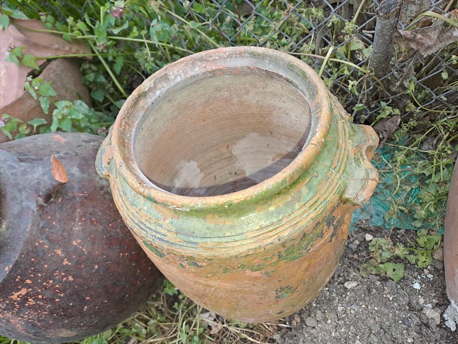 Стари делви, гърнета и стомнички