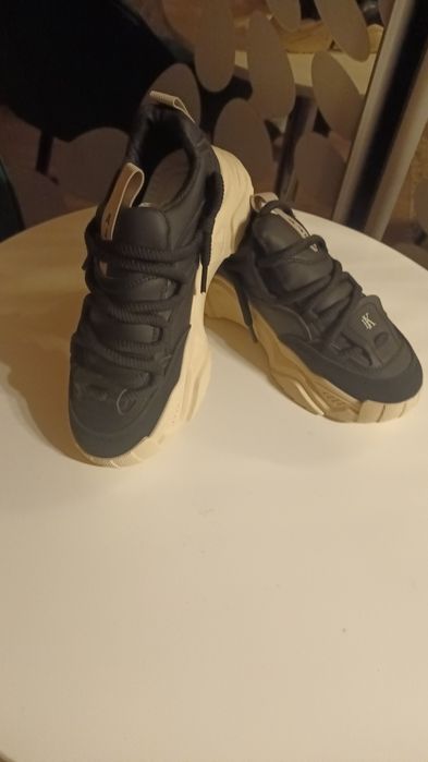 Vând pantofi cu talpa groasa