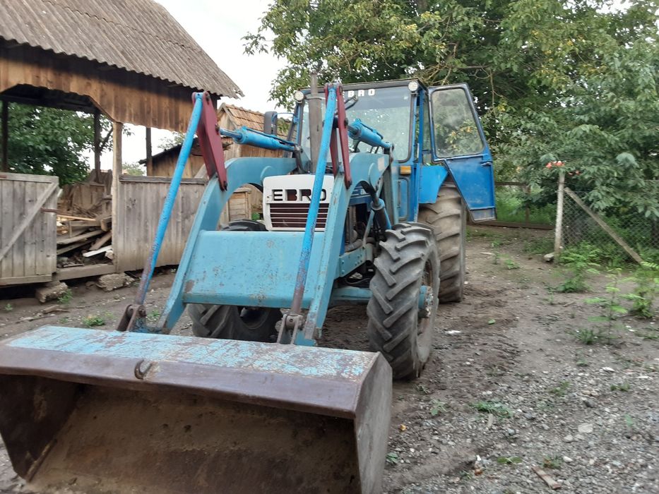 Vând tractor EBRO cu încărcător
