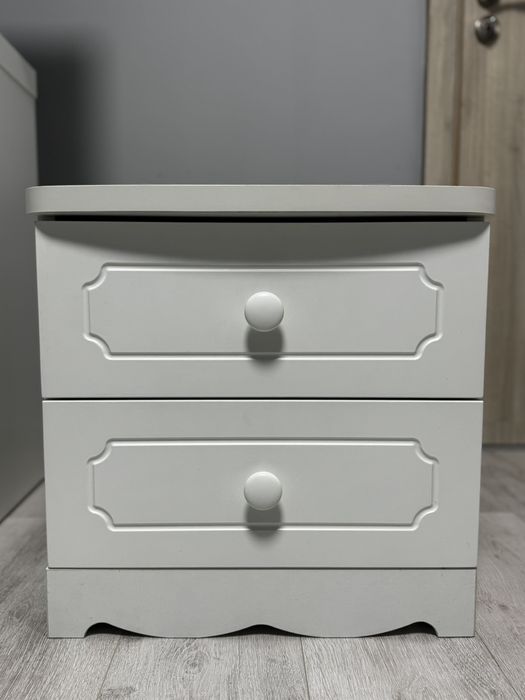 Нощно  шкафче  бяло