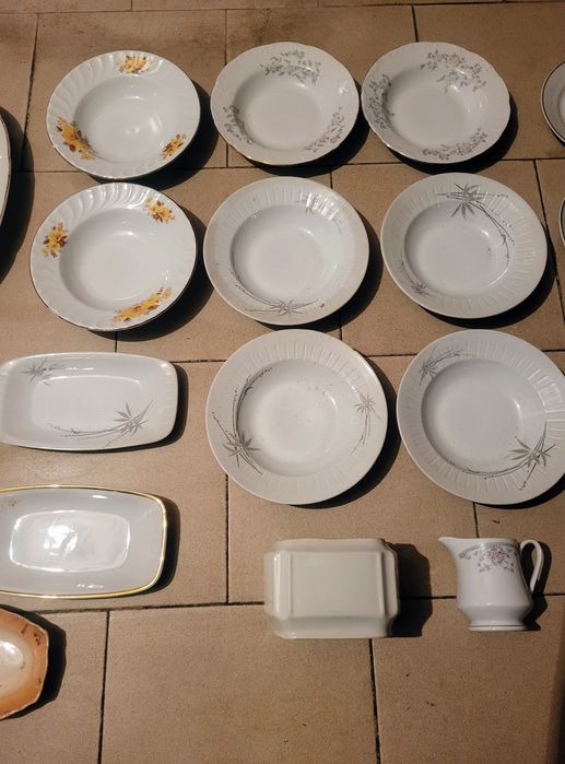 Продавам порцеланови и стъклени чинии и статуетки