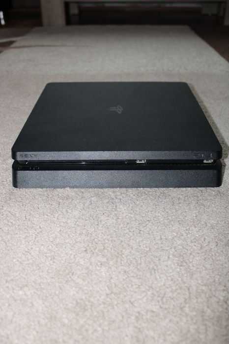Ps4 cu două manete și 6 jocuri