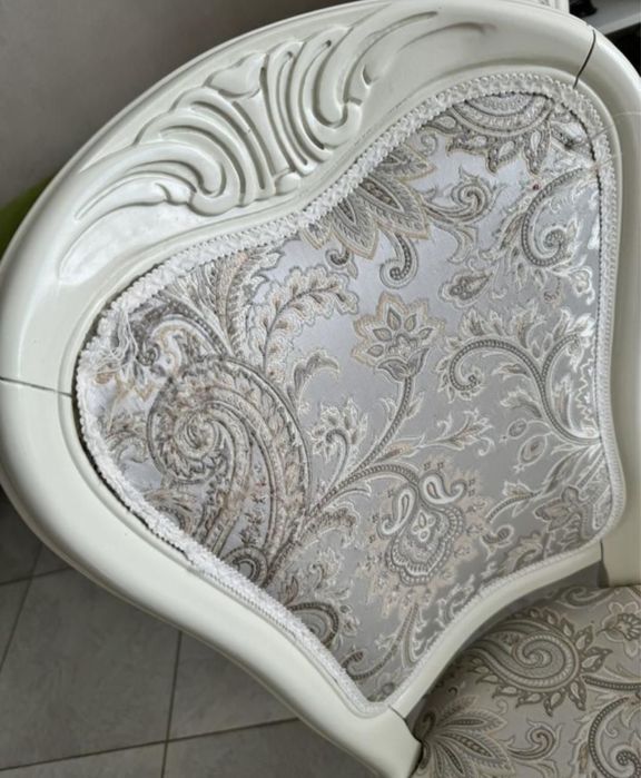 Стол со стульями