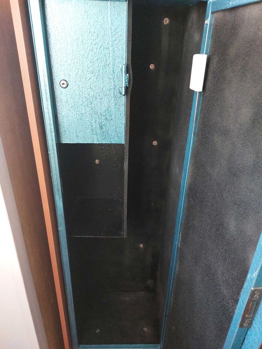 Продам металлический сейф.