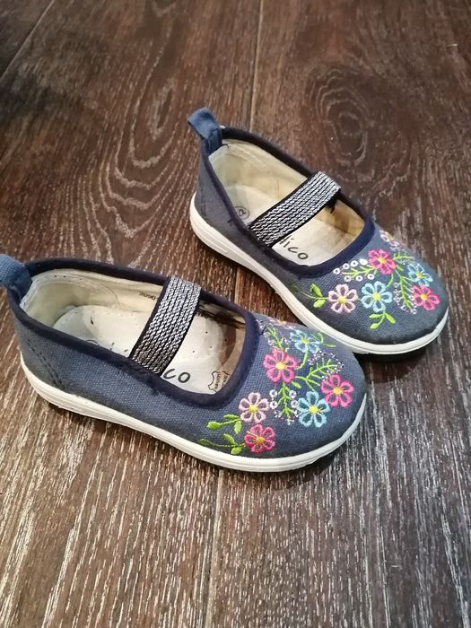 Продам обувь на девочку