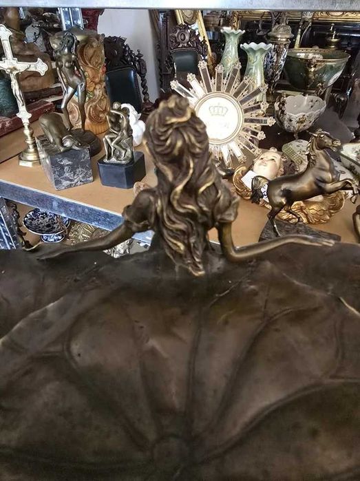 Fructiera art-nouveau din bronz pe soclu de marmura.