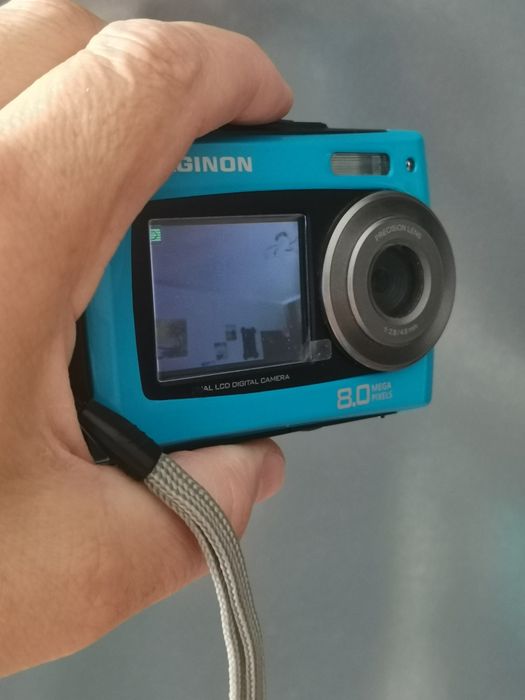Цифров фотоапарат с два цветни дисплея