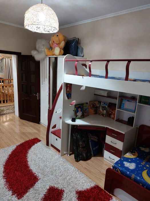 Двухэтажный кровать и шифонер